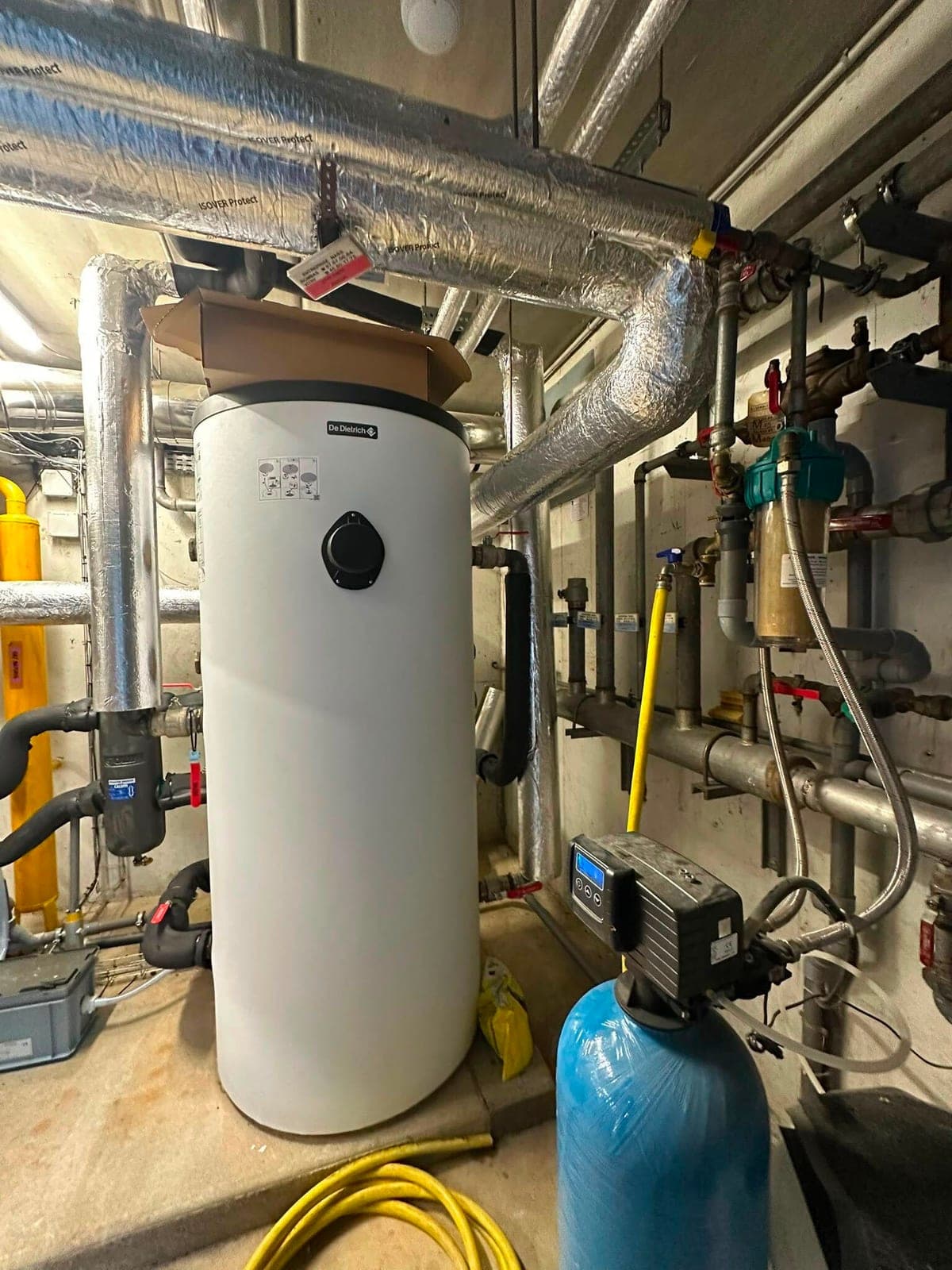 Ballon d'eau chaude sanitaire et traitement d'eau de la chaufferie